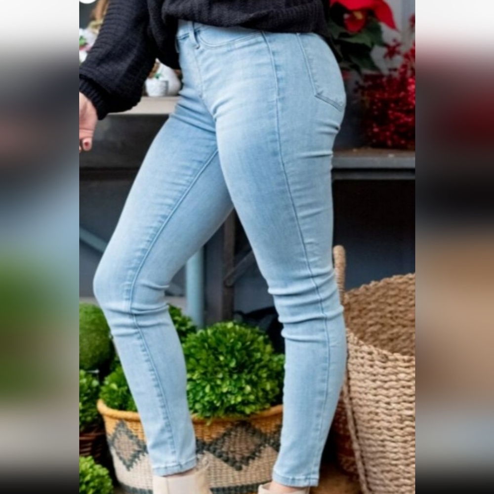 Judy Blue Jeans - Picture 3 of 9